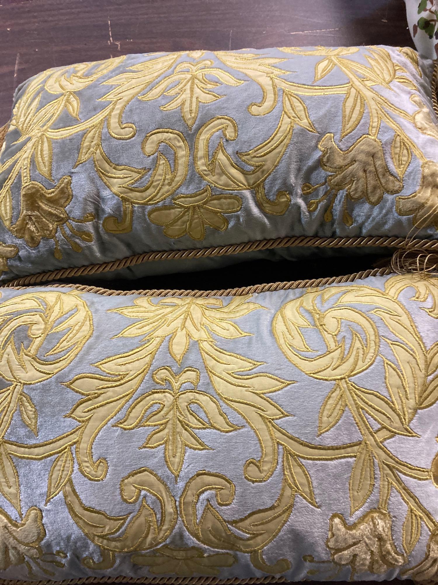 large lot of throw pillows very good condition