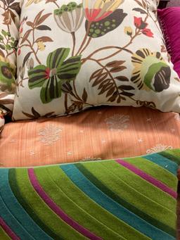 large lot of throw pillows very good condition