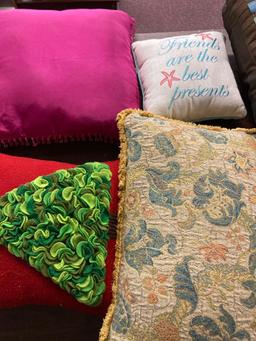 large lot of throw pillows very good condition
