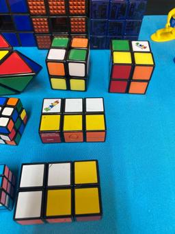Rubik?s cube lot and soccer player figures