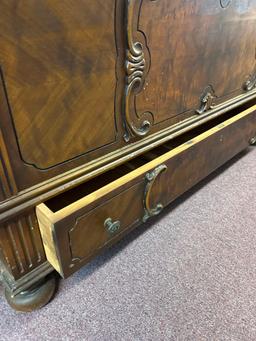 Beautiful 1940s cedar chest with bottom drawer