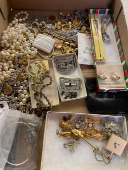 5 boxes of jewelry, pens, necklaces, watches, etc.
