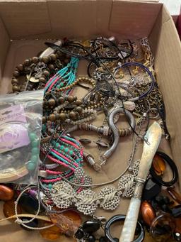 5 boxes of jewelry, pens, necklaces, watches, etc.