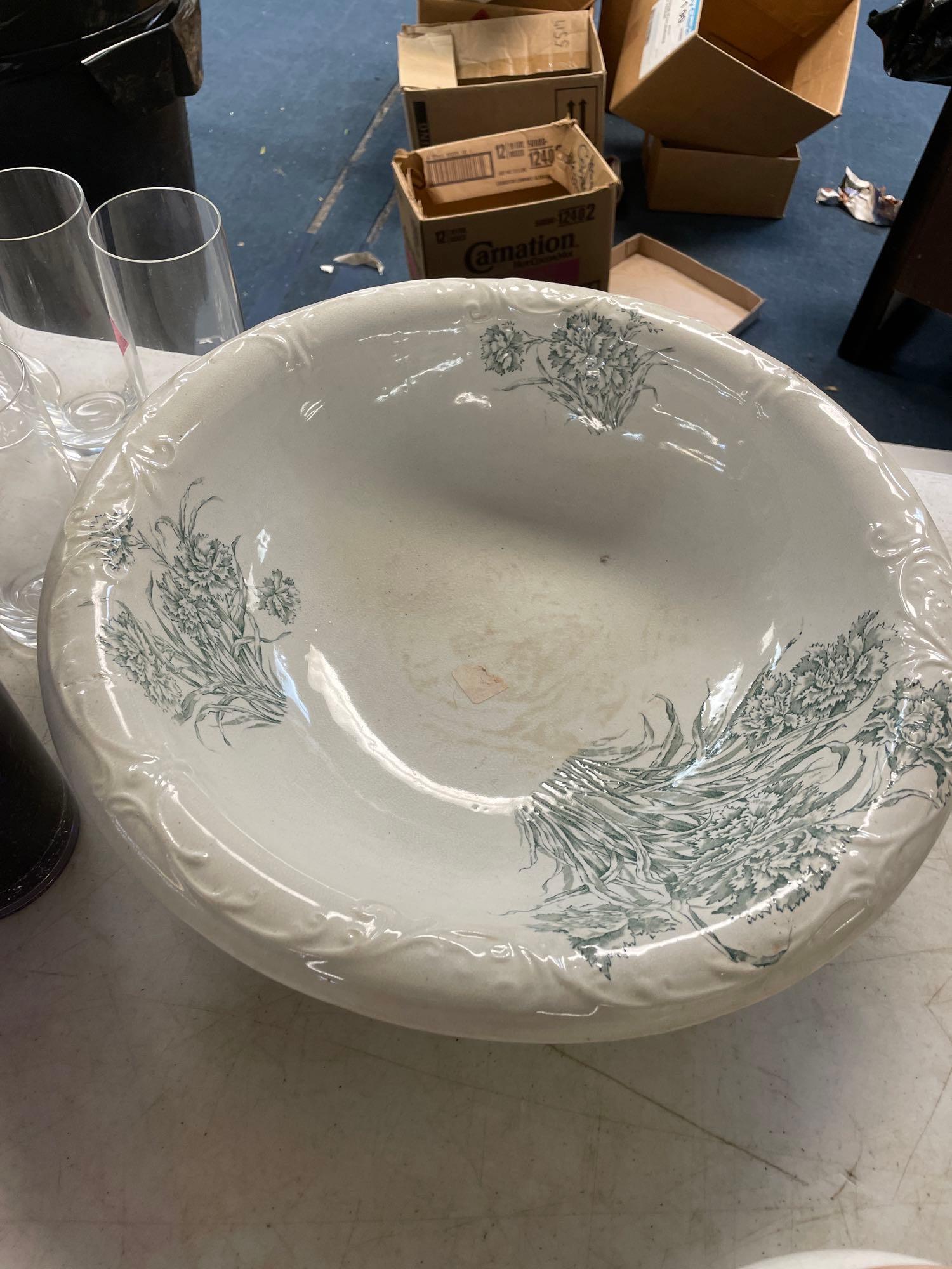 Lot of glassware and chamber pot, basin bowls