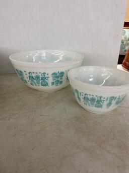 Vintage bowls, including Pyrex Amish butter print