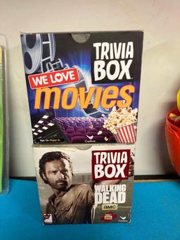 Game boy pocket energy set, we love movies and The Walking Dead trivia boxes, vintage dominoes Zuru
