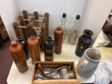 cast iron meat grinder. vintage beer bottles wine bottles. Beamiester, schlichte. wooden glass rack