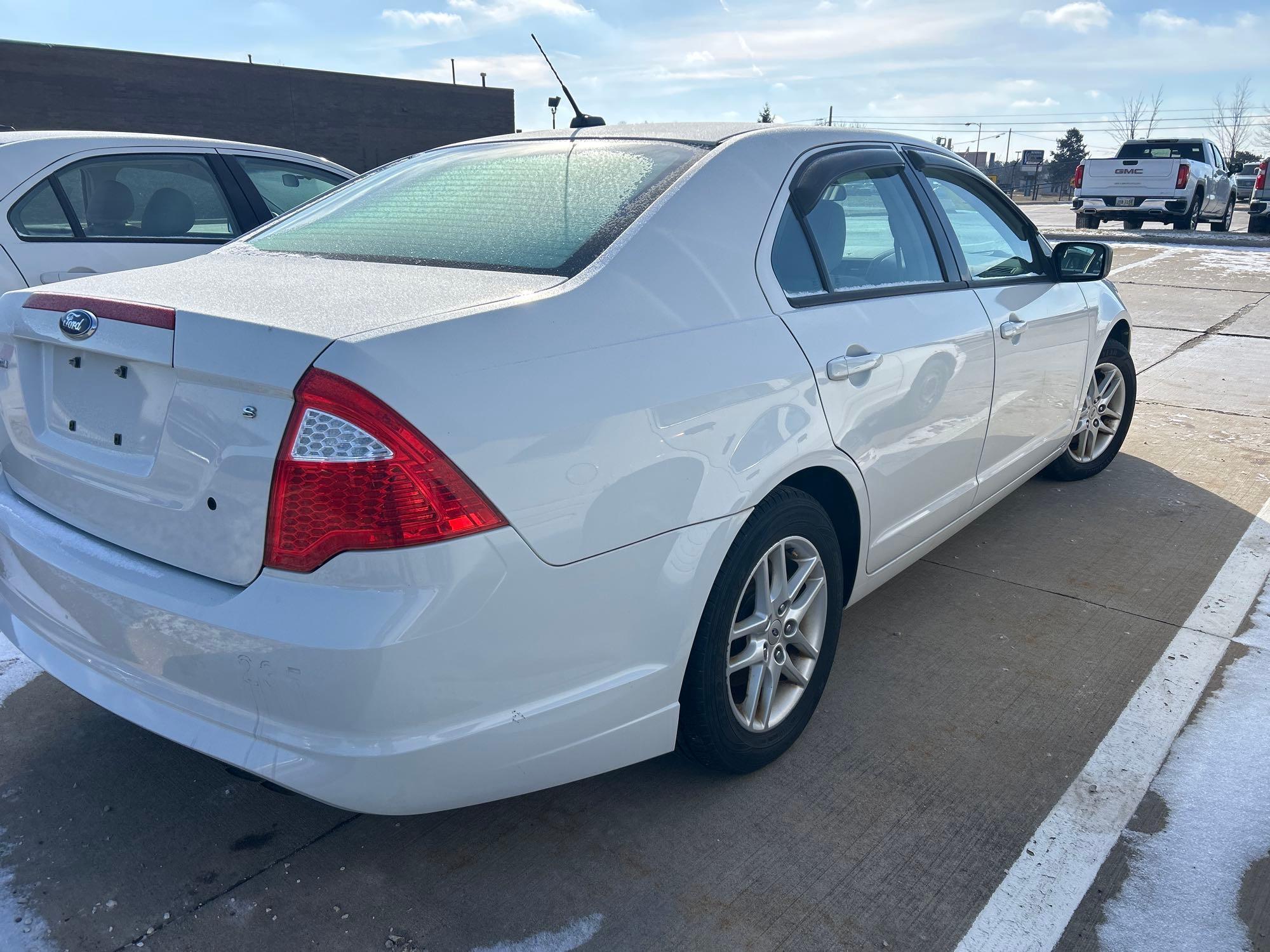 2010 Ford fusion SE four-door sedan only 60,639 miles