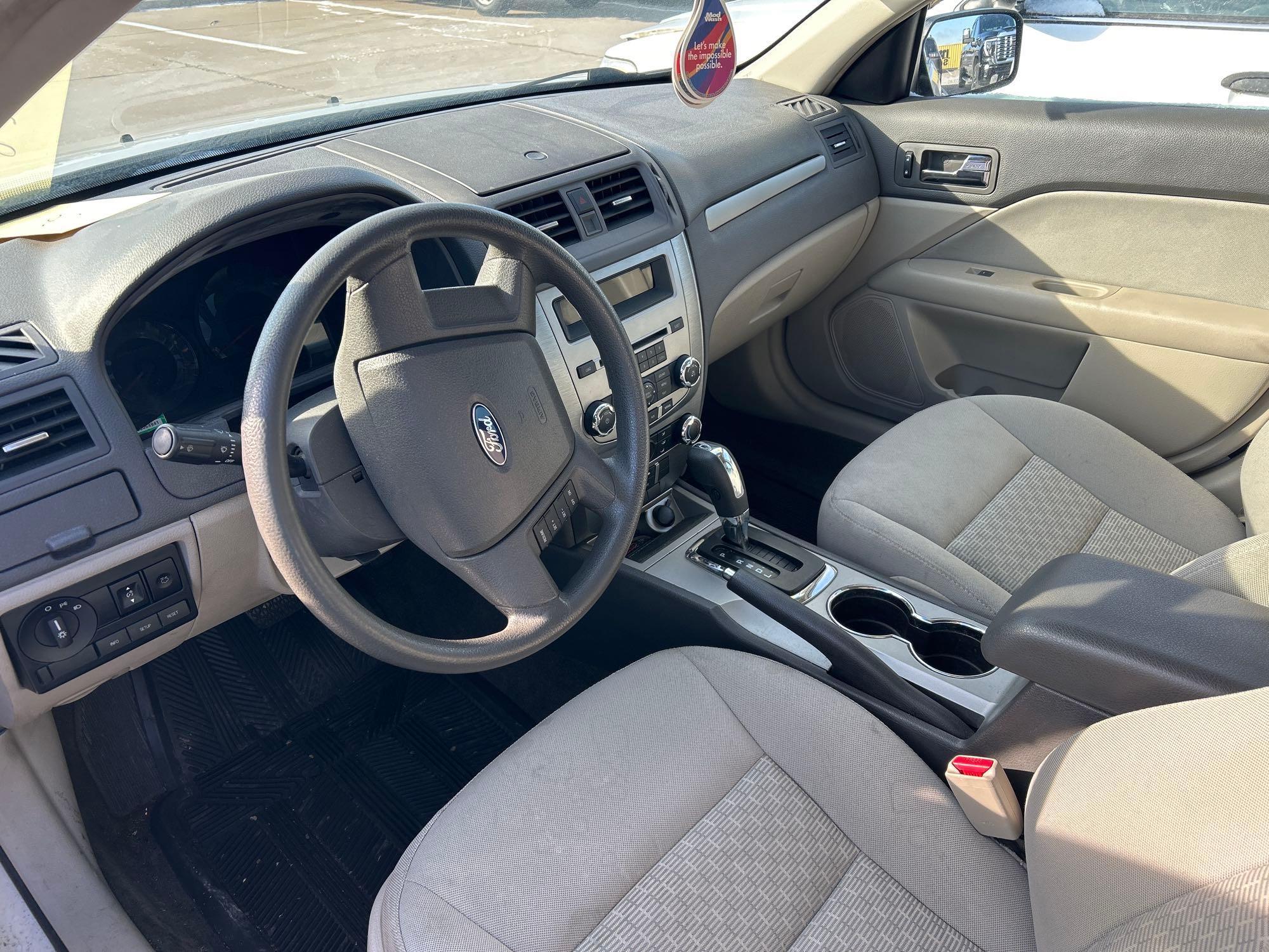 2010 Ford fusion SE four-door sedan only 60,639 miles