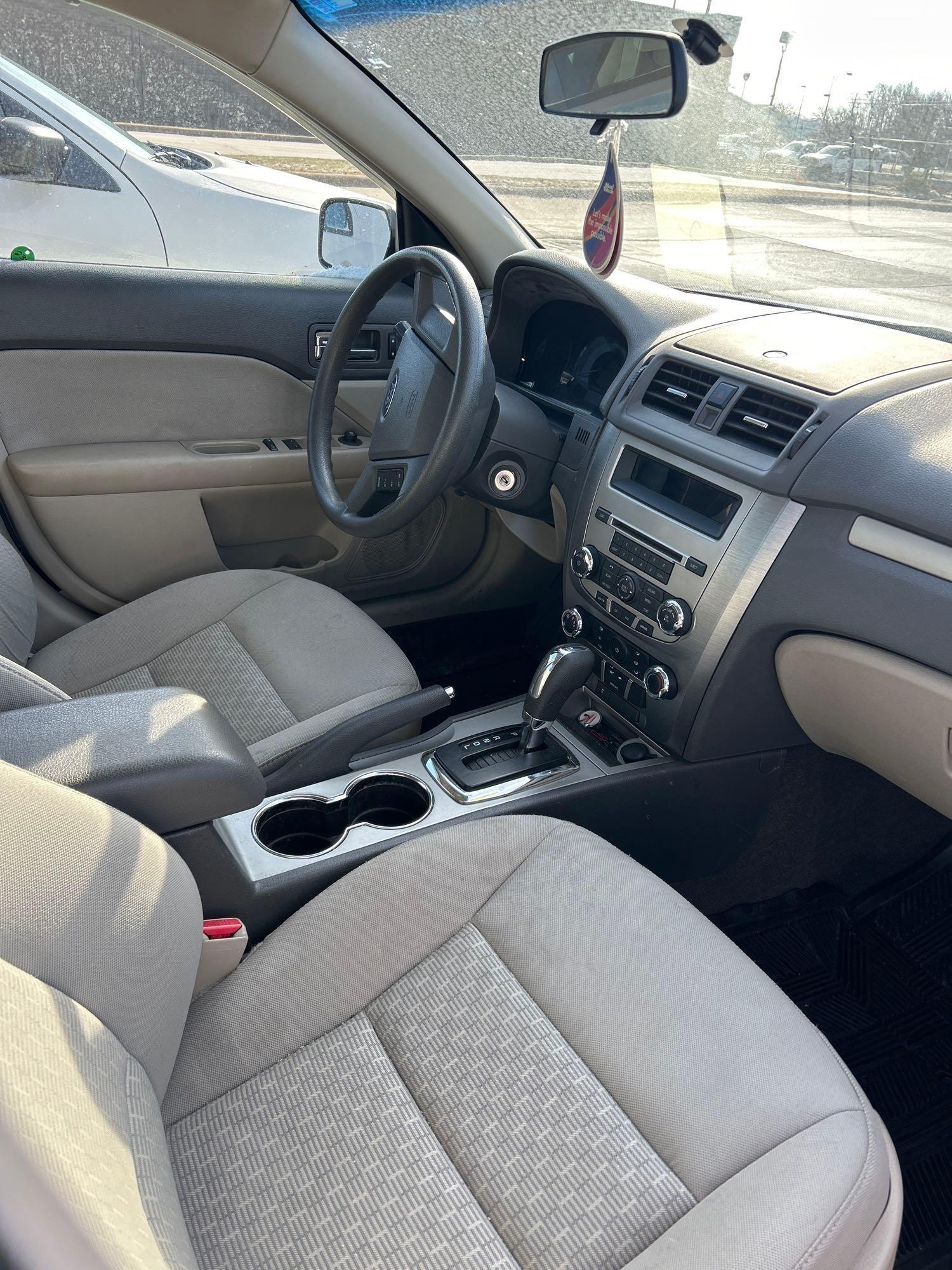 2010 Ford fusion SE four-door sedan only 60,639 miles