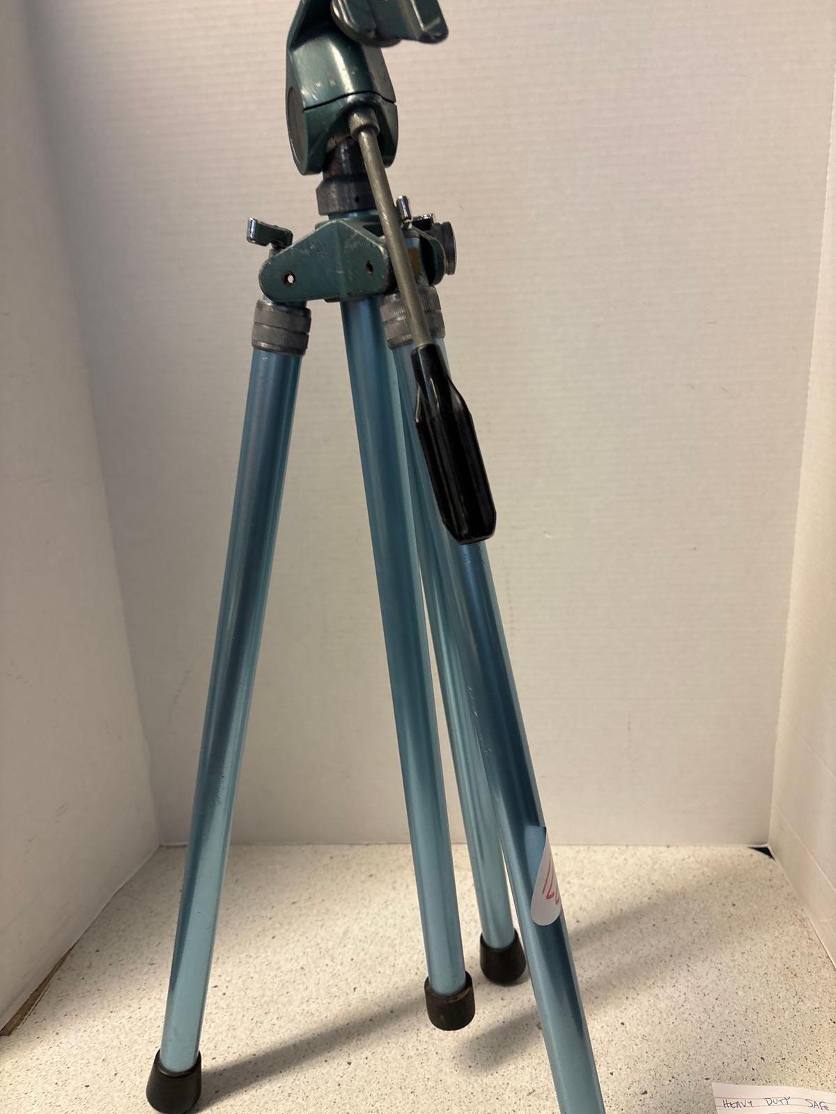Heavy duty, safe lock flip lock tripod