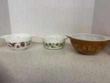 vintage Pyrex mixing bowls and baking dish