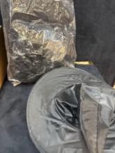 Which hat and costumea