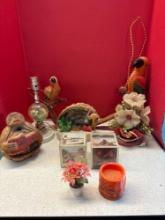 Eclectic mid-century lot including two lamps, Vintage parrots