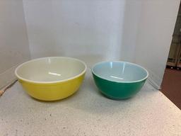 Pair of Pyrex bowls