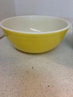Pair of Pyrex bowls