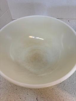 Pair of Pyrex bowls