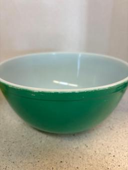 Pair of Pyrex bowls