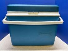 Nice Rubbermaid cooler little use