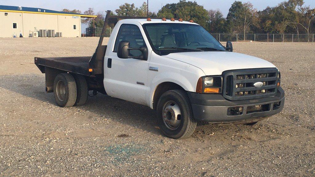 2006 FORD F350 DRW FLATBED;