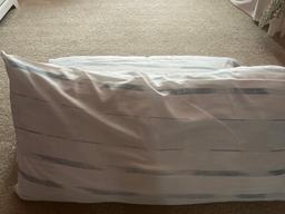 2 King Size Pillows with 2 Pillow Cases