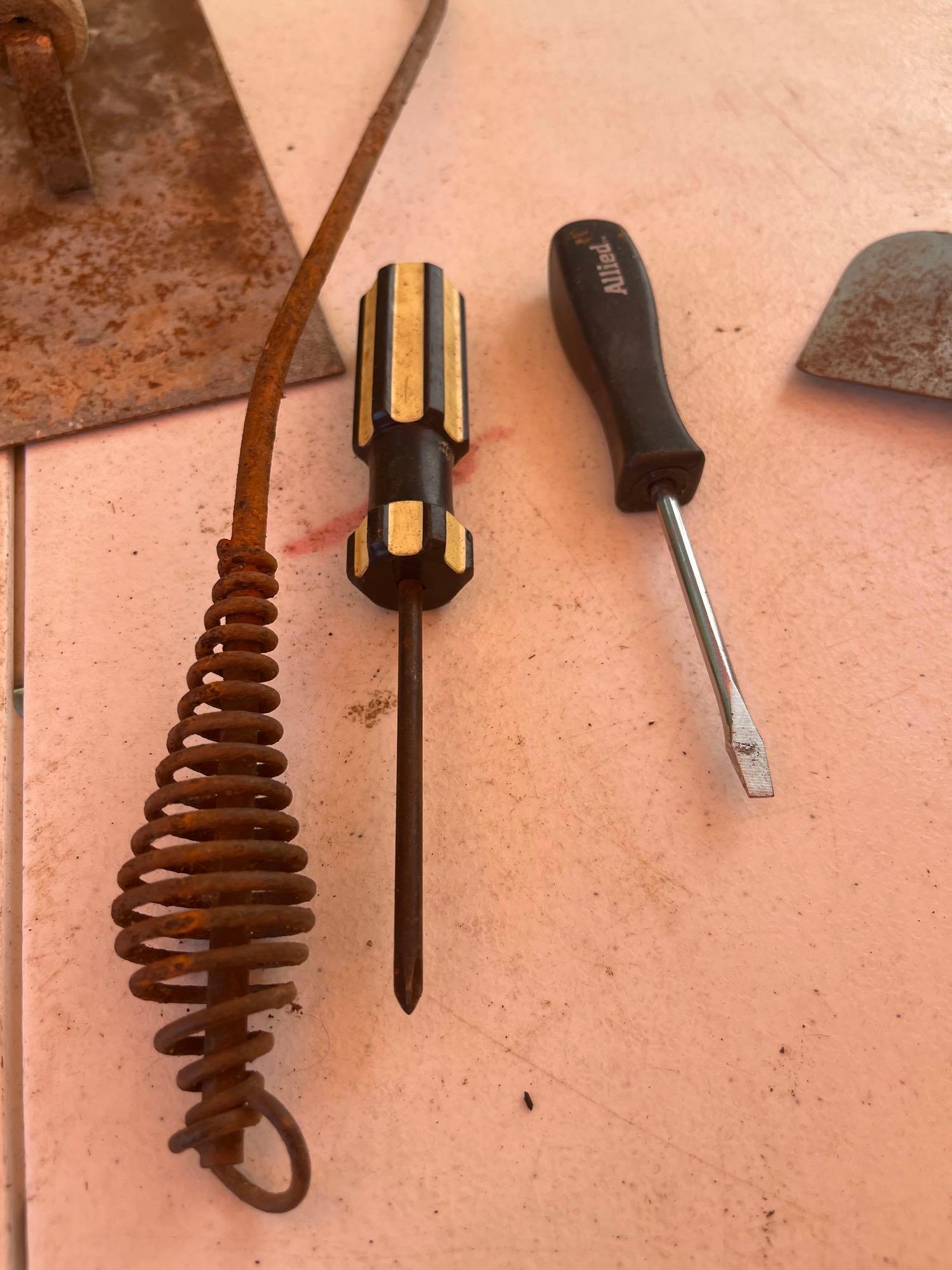 Trowels/ Tow Bar/ Screwdriver/Etc