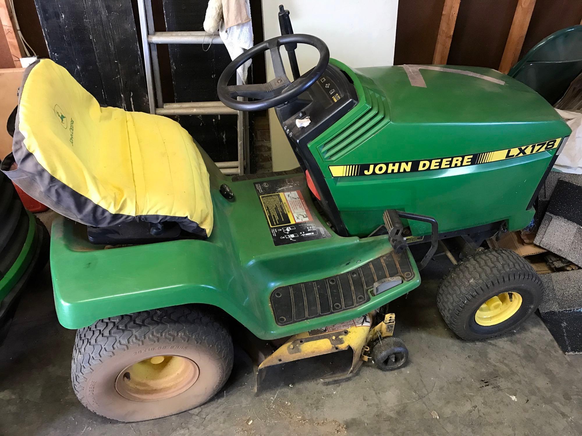 John Deere LX 178 Lawn Tractor