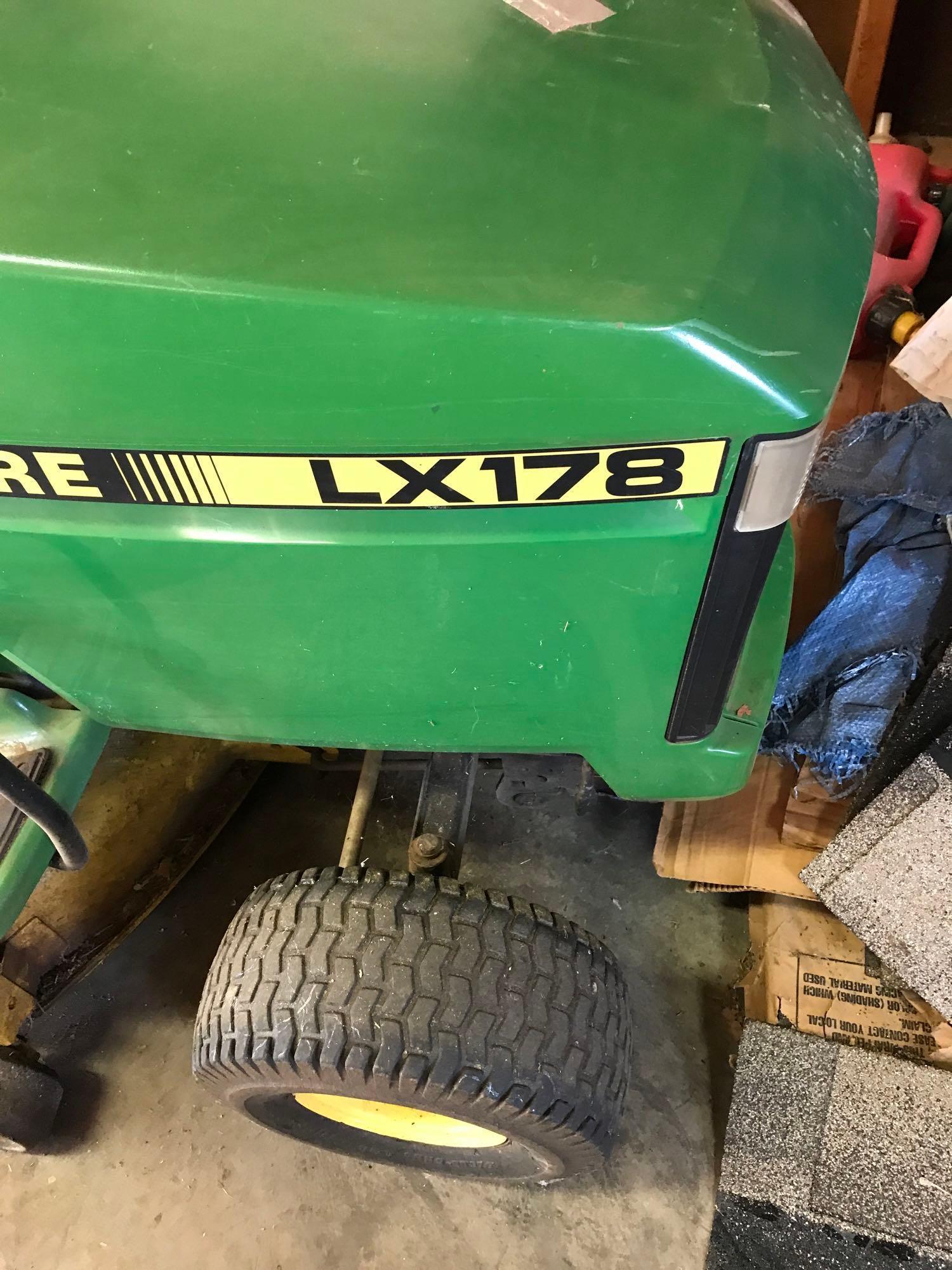 John Deere LX 178 Lawn Tractor