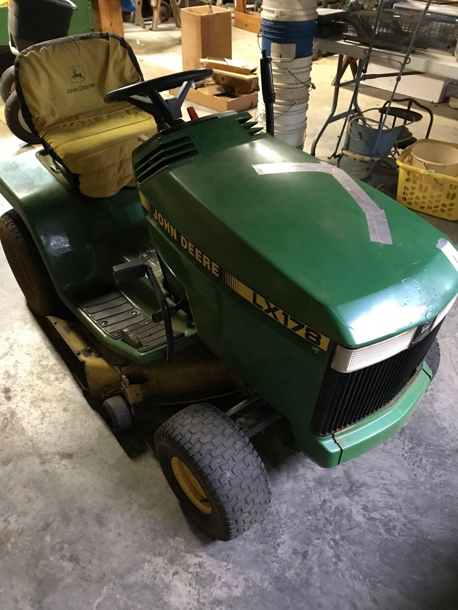 John Deere LX 178 Lawn Tractor