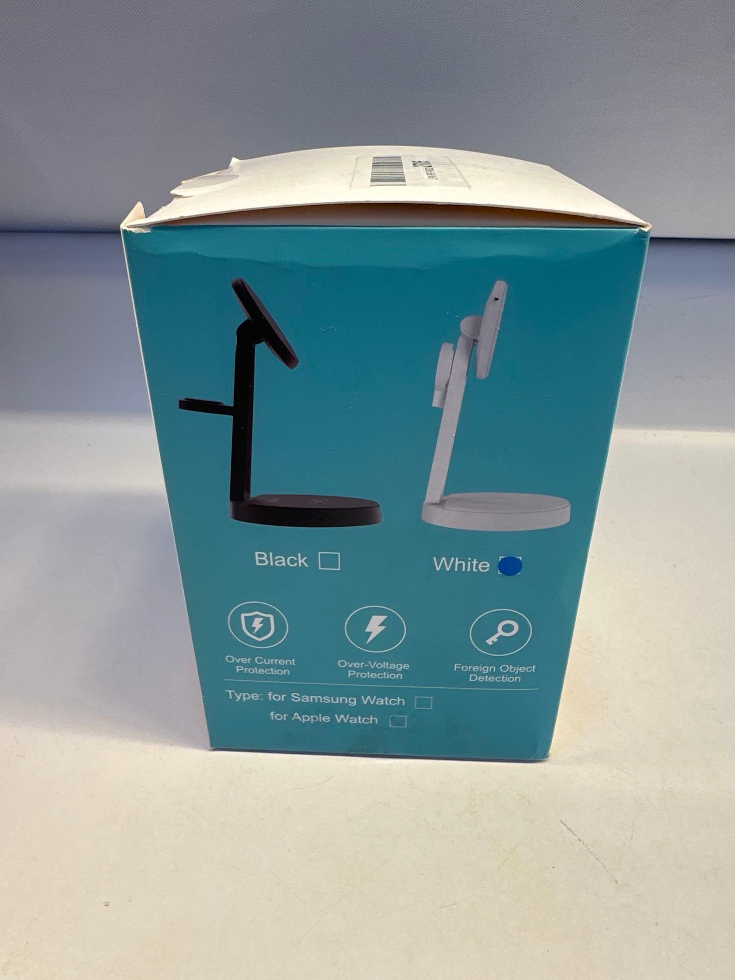 New 3 in 1 Magnetic Wireless Charger With Charger Adapter In Box