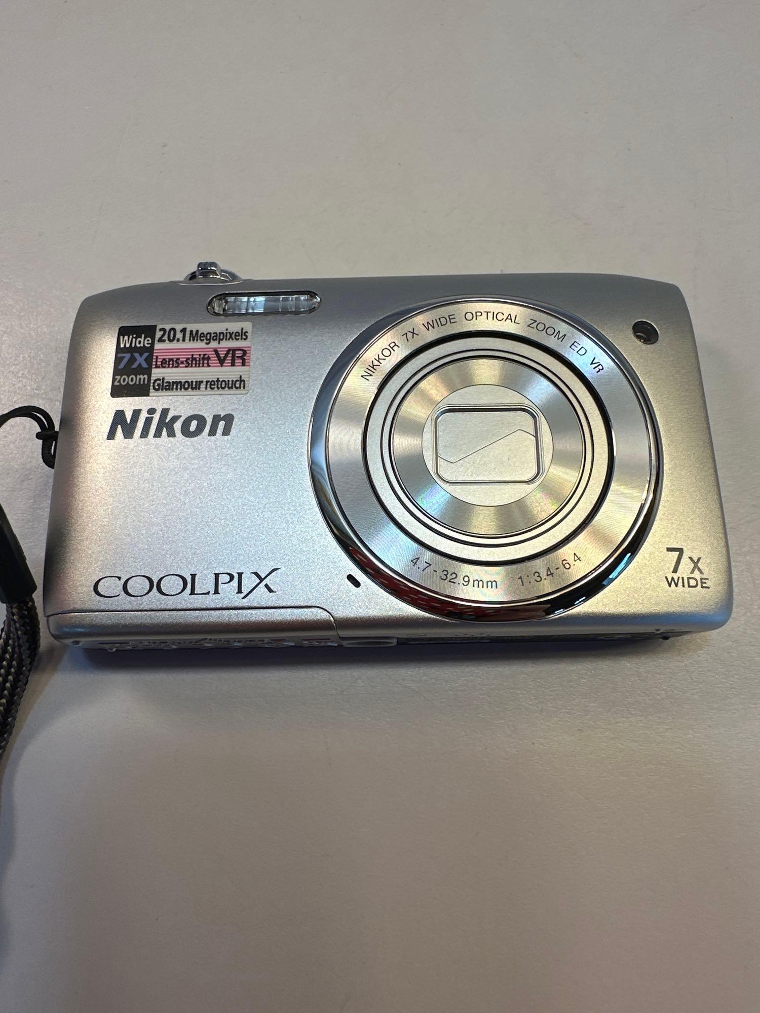 Nikon Coolpix 20.1 Megapixel Camera With Manual And Case