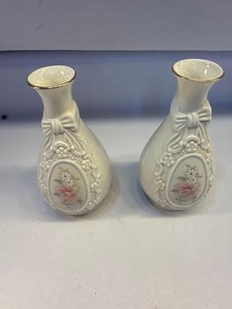 Vintage Set of 2 Cameo Ribbon Vases
