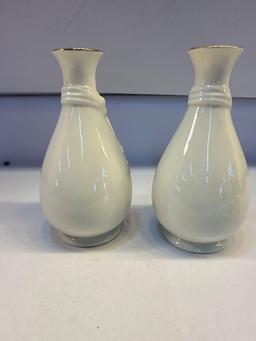Vintage Set of 2 Cameo Ribbon Vases