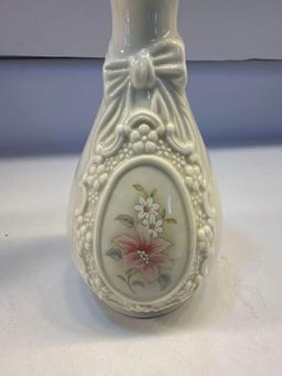 Vintage Set of 2 Cameo Ribbon Vases