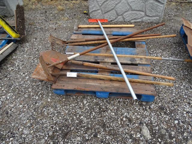 FLAT & SPADE SHOVEL, RAKES, SCRAPPER & SLEDGE HAMMER (X8)