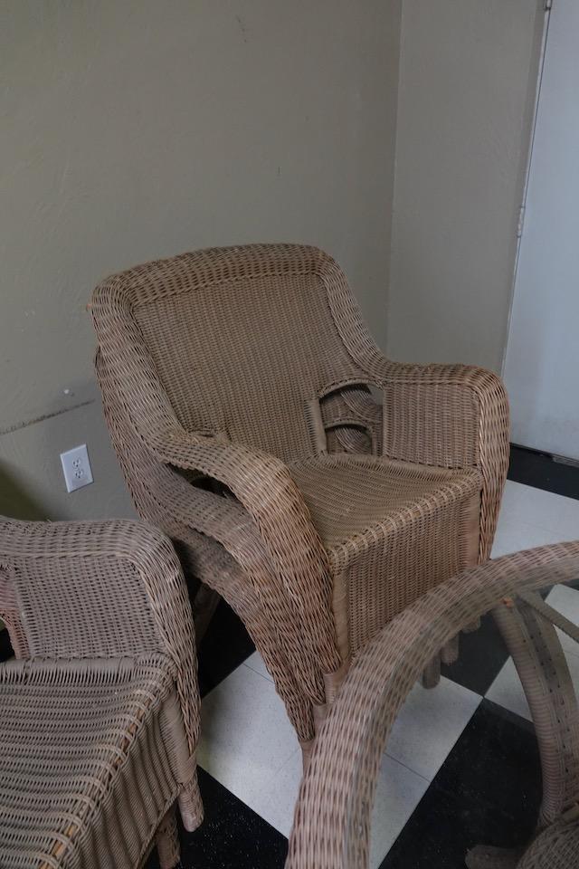 PATIO SET W/6 CHAIRS, TABLE & UMBRELLA