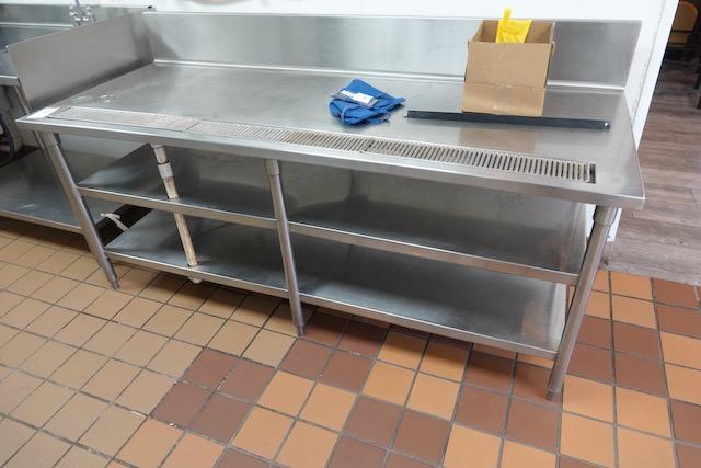 S/S TABLE W/DRAIN