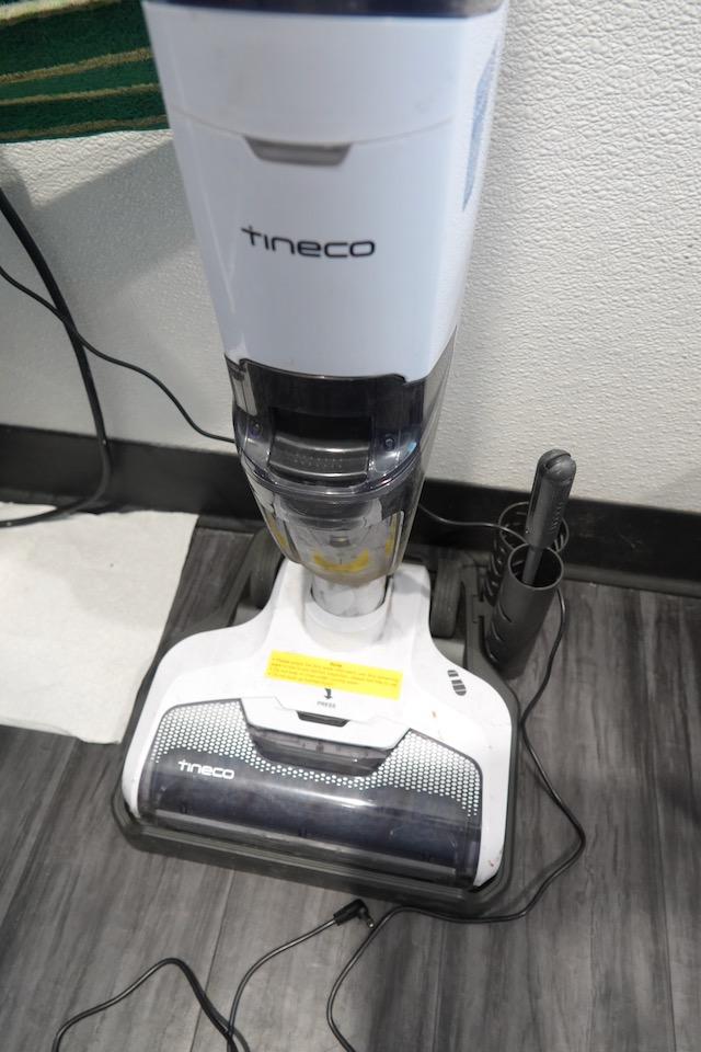 TINECO CORDLESS VACUM/FLOOR WASHER W/SWIFFER & MOP X1