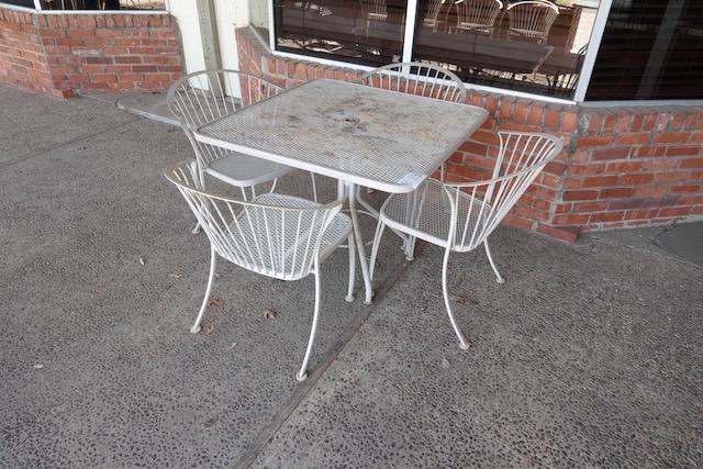 PATIO TABLE W/4 CHAIRS X1