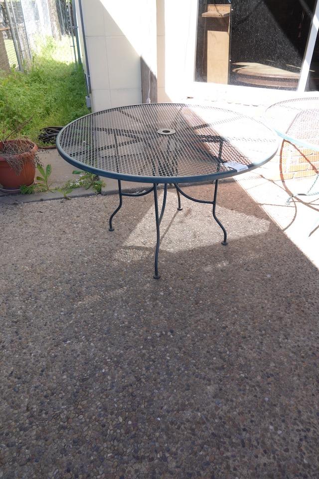 PATIO TABLE W/4 CHAIRS X1