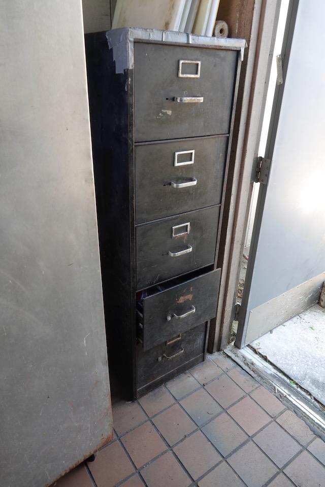 DESK, CHAIR & FILE CABINET X1