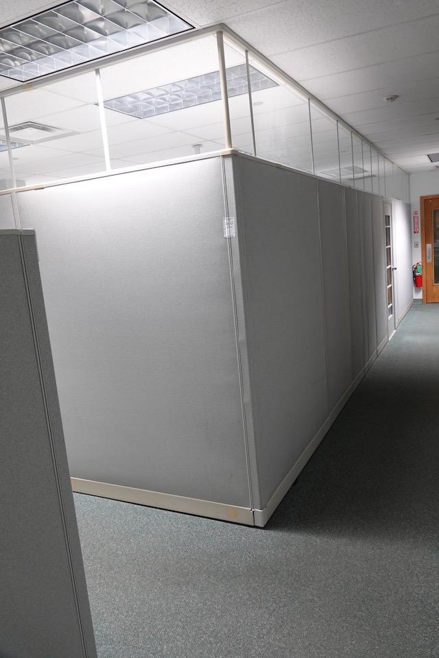 10 DESK CUBICLE ENCLOSURE W/MEDIA ROOM X1
