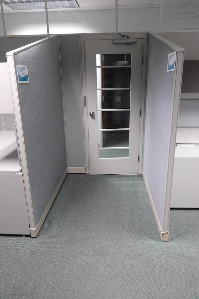 10 DESK CUBICLE ENCLOSURE W/MEDIA ROOM X1