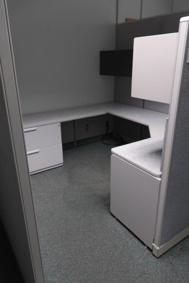 10 DESK CUBICLE ENCLOSURE W/MEDIA ROOM X1