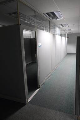 10 DESK CUBICLE ENCLOSURE W/MEDIA ROOM X1