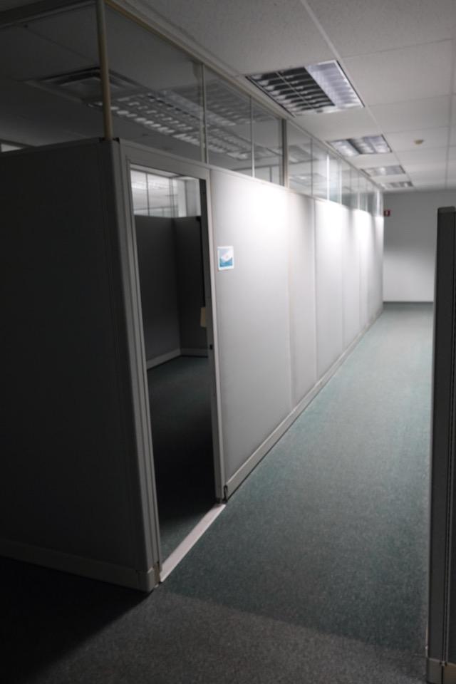 10 DESK CUBICLE ENCLOSURE W/MEDIA ROOM X1