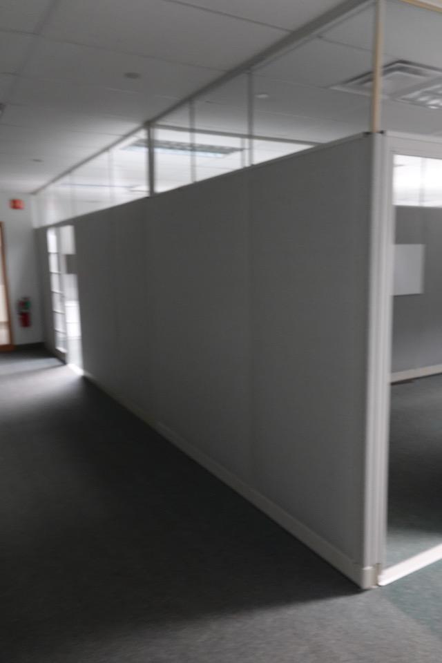 10 DESK CUBICLE ENCLOSURE W/MEDIA ROOM X1