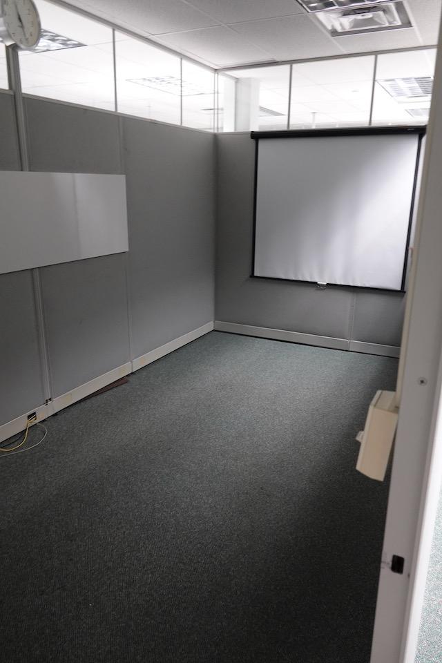 10 DESK CUBICLE ENCLOSURE W/MEDIA ROOM X1