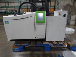 PERKIN ELMER GAS CHROMATOGRAPH CLARUS 690 & MASS SPECTROMETER CLARUS SQ 8T