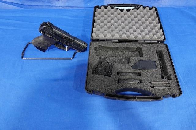 HECKLER & KOCH 9 MM X 19 SEMI-AUTO PISTOL MOD: P30SK IN CASE W/EXTRAS S/N: 214-025432